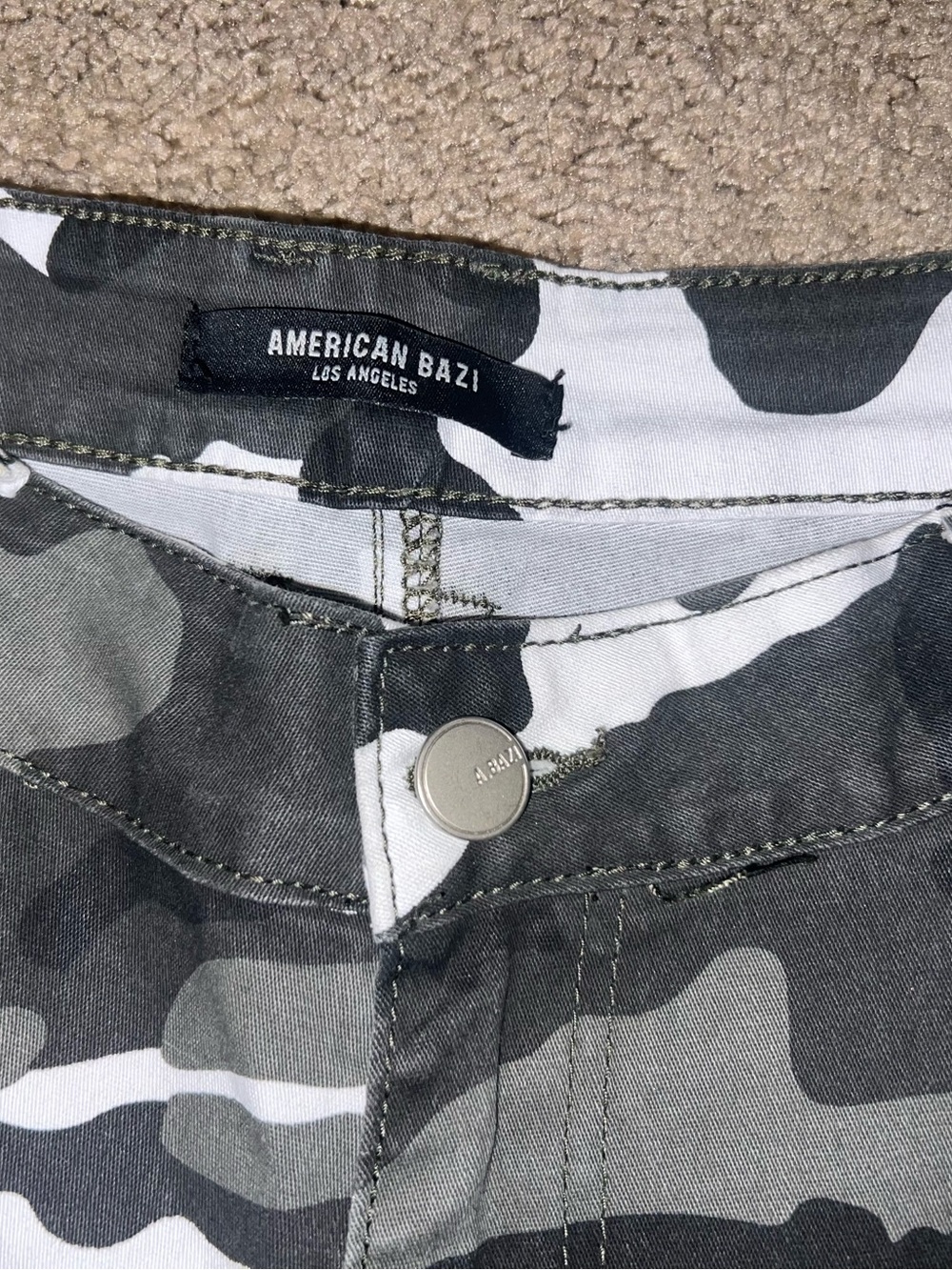 Women’s High Rise Camo Cargo Pants Size M - Picture 4 of 5